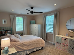 6 Schlafzimmer, Schreibtisch, Bügeleisen/Bügelbrett, Reisekinderbett