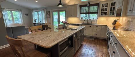 Køleskab, mikrobølgeovn, ovn, kogeplade