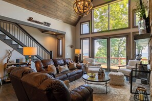 Smart-tv, eldstad och bordsfotboll