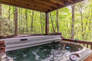 Outdoor spa tub - HawksNest View 4 car,No-Step Entry,2 Game Rooms,HT,Covered Decks,Fireplace,Fire Table,Grill,Pets (Seven Devils)