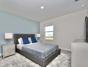6 bedrooms, iron/ironing board, WiFi, bed sheets - Modern Oasis Near Shopping n Golf Course w Pool (Kissimmee)