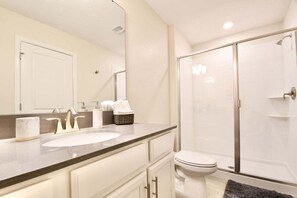 Shower, hair dryer, towels - Modern Oasis Near Shopping n Golf Course w Pool (Kissimmee)