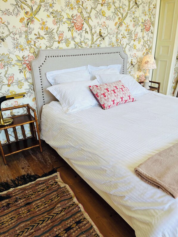 4 habitaciones, escritorio, tabla de planchar con plancha y wifi 