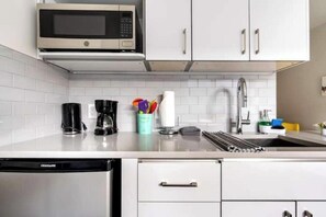 Mikrobølgeovn og kjøkkenutstyr