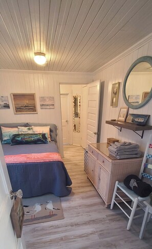 2 bedrooms, iron/ironing board, free WiFi, bed sheets - Cozy Vintage Artist Cottage. 5-minute walk to the beach, 
2BR / 1 BA. Pets OK, (North Myrtle Beach)
