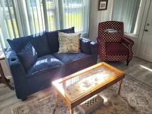 智能電視、壁爐、足球機、書籍