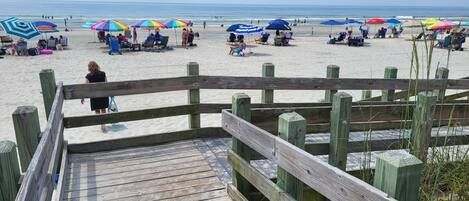 In Strandnähe, Liegestühle, Strandtücher