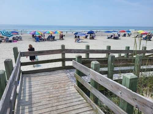 Cozy Vintage Artist Cottage. 5-minute walk to the beach, 
2BR / 1 BA. Pets OK,