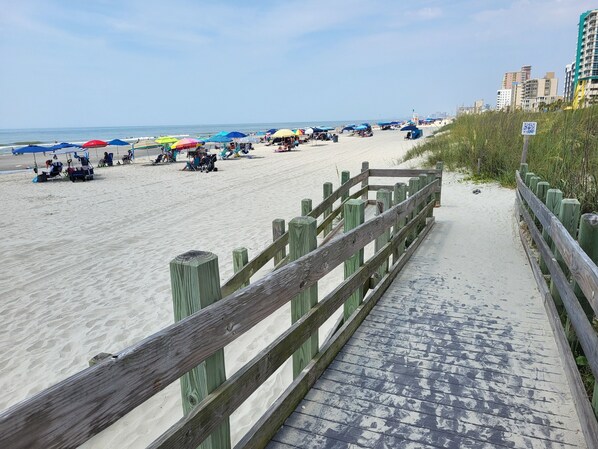 Beach nearby, sun loungers, beach towels - Cozy Vintage Artist Cottage. 5-minute walk to the beach, 
2BR / 1 BA. Pets OK, (North Myrtle Beach)