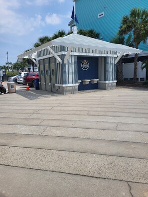 Exterior - Cozy Vintage Artist Cottage. 5-minute walk to the beach, 
2BR / 1 BA. Pets OK, (North Myrtle Beach)