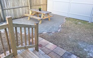 Outdoor dining - Cozy Vintage Artist Cottage. 5-minute walk to the beach, 
2BR / 1 BA. Pets OK, (North Myrtle Beach)
