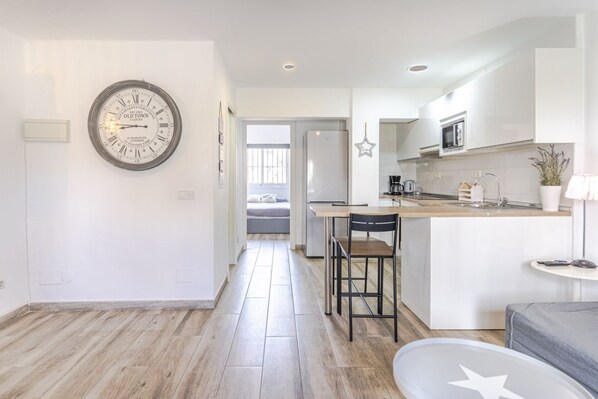 Jääkaappi, mikroaaltouuni, uuni, liesi