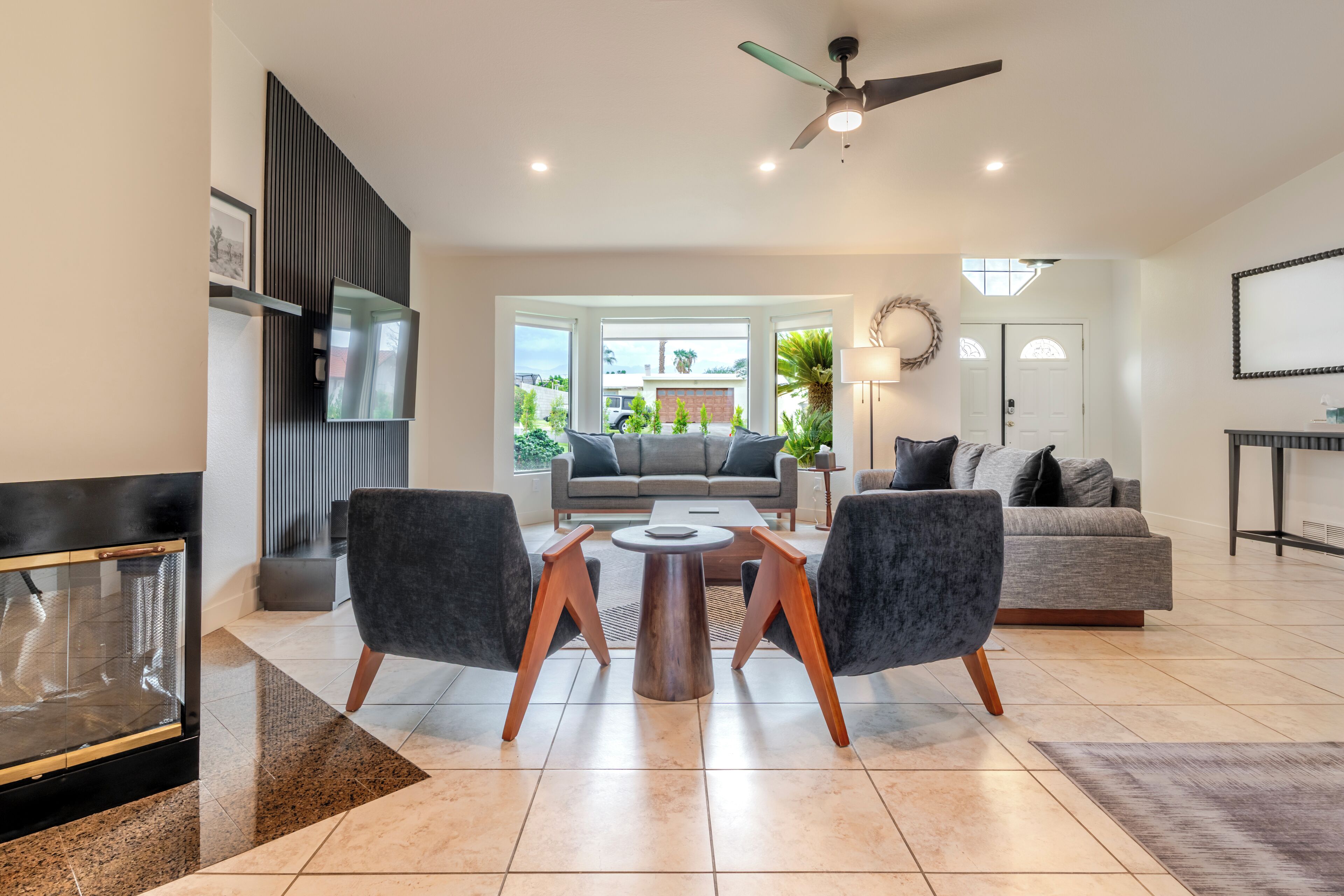 Smart-TV, Kamin, Videospiele, Tischtennisplatte