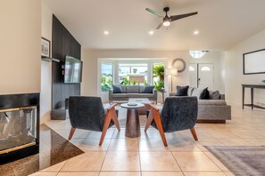 تلفزيون ذكي، مدفأة، تنس طاولة