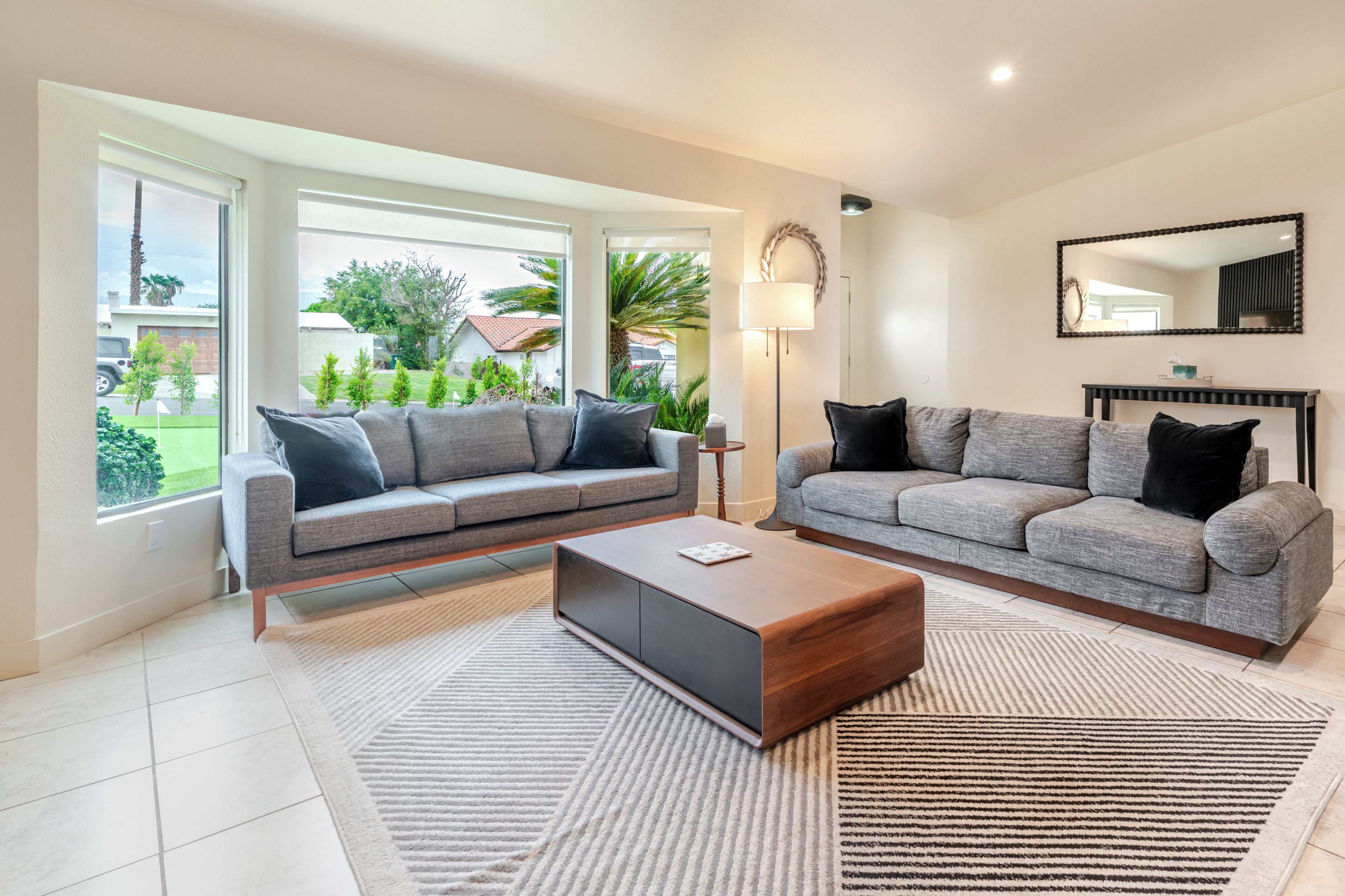 Älytelevisio, takka, videopelejä, pöytätennispöytä