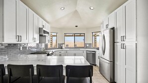 Private kitchen - Pool, Spa & Hot Tub! Golf Green 5BR near Coachella & Palm Springs-Jamaica Sands (Bermuda Dunes)