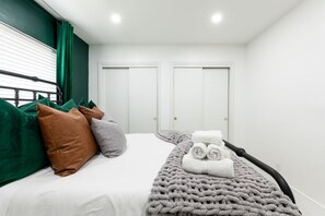 2 habitaciones, escritorio y tabla de planchar con plancha