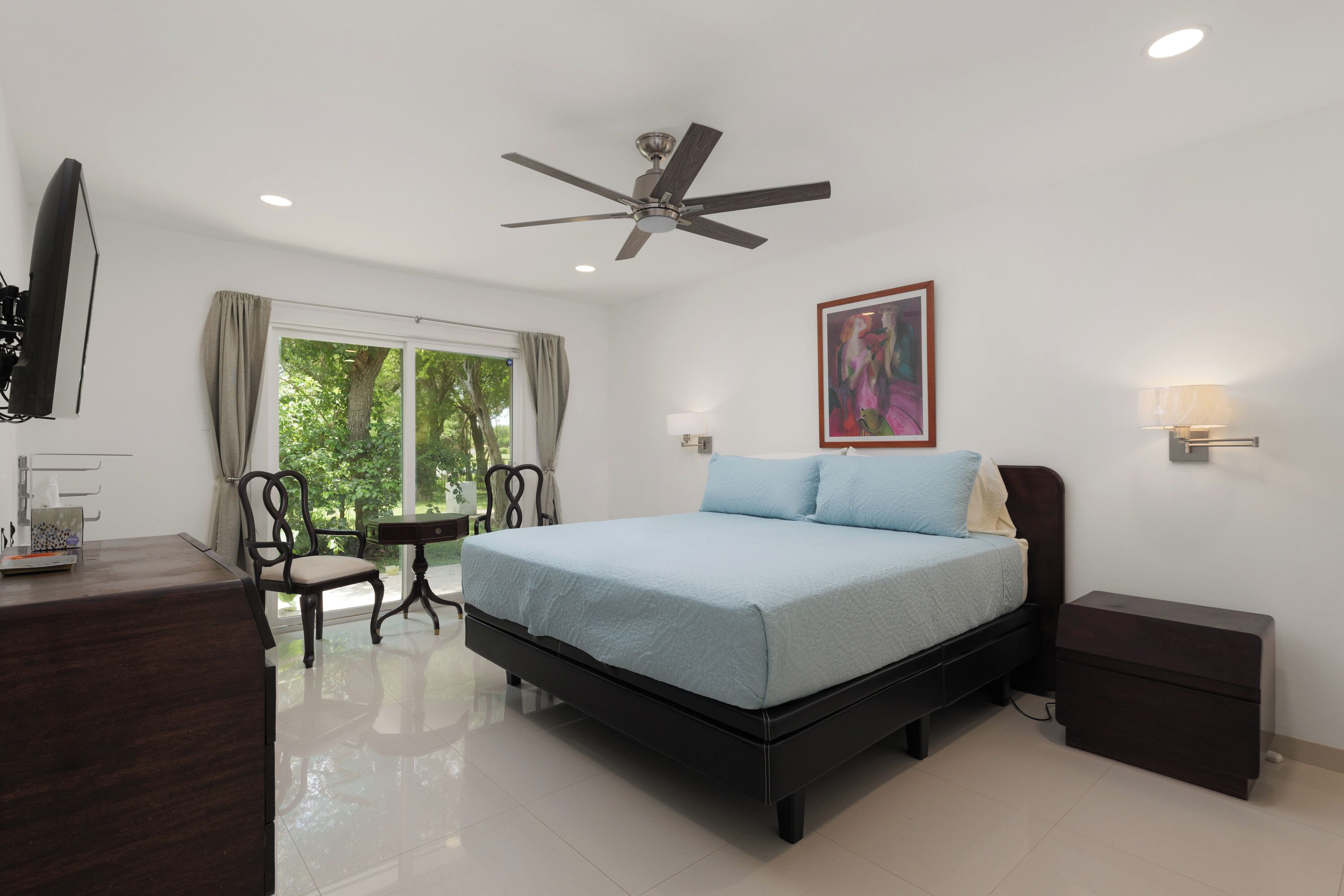 3 間睡房、書桌、熨斗/熨衫板、可攜式嬰兒床