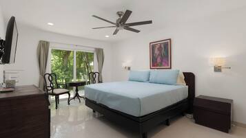 3 bedrooms, desk, iron/ironing board, travel crib