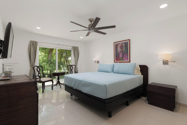 3 habitaciones, escritorio y tabla de planchar con plancha 