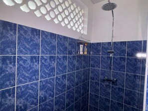 Dusj, hårføner, håndklær og såpe