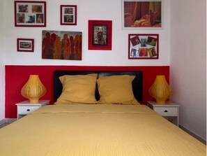 2 soverom, skrivebord, strykejern/-brett og wi-fi