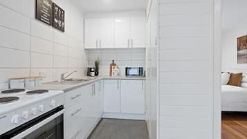 Jääkaappi, mikroaaltouuni, uuni, liesi