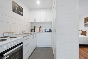 冰箱、微波炉、烤箱、炉灶