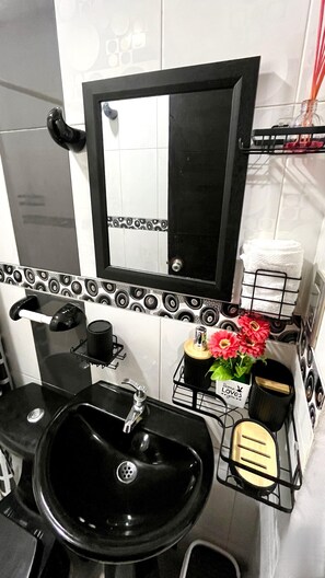 Shower, towels, soap, toilet paper - Apartment 5min from the Malecon Puerta de oro (Barranquilla)
