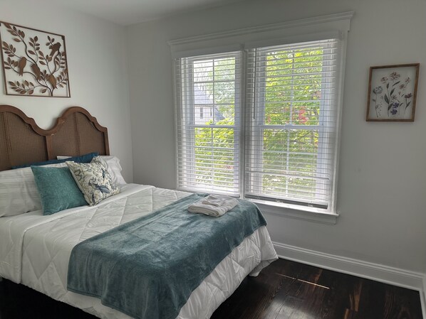 3 habitaciones, caja de seguridad en la habitación y escritorio 