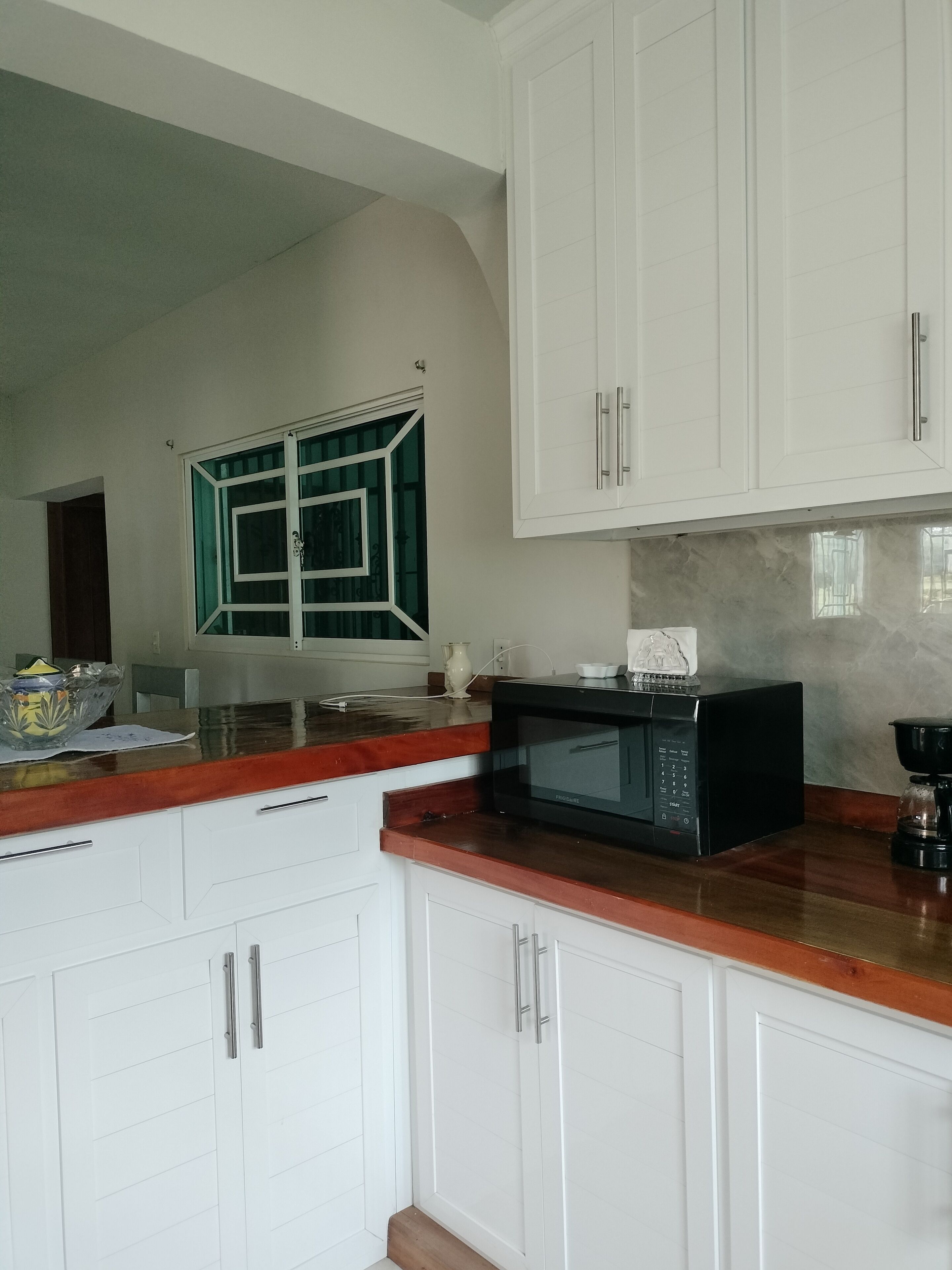 Mikrowelle, Herdplatte, Küchenrolle