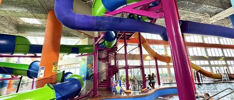 Een binnenzwembad, een verwarmd zwembad