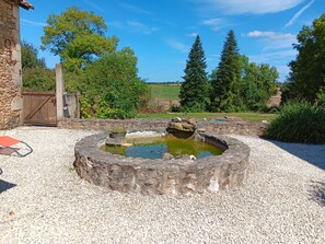 Outdoor spa tub - Peaceful Unique Gite In The Countryside

 Javerlhac-et-la-Chapelle-Saint-Robert (Javerlhac-et-la-Chapelle-Saint-Robert)