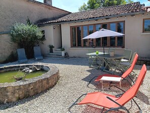 Outdoor dining - Peaceful Unique Gite In The Countryside

 Javerlhac-et-la-Chapelle-Saint-Robert (Javerlhac-et-la-Chapelle-Saint-Robert)