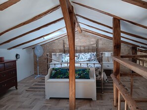 2 habitaciones, tabla de planchar con plancha, wifi y ropa de cama