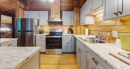 Cozy house in woods w/ gas fireplace, partial a/c, deck, bbq, w/d, wifi, kitchen