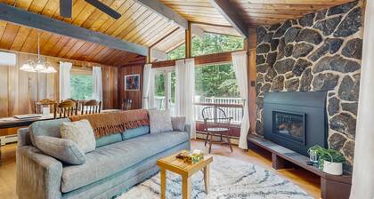 Cozy house in woods w/ gas fireplace, partial a/c, deck, bbq, w/d, wifi, kitchen