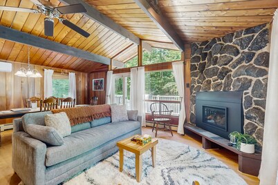 Cozy house in woods w/ gas fireplace, partial a/c, deck, bbq, w/d, wifi, kitchen