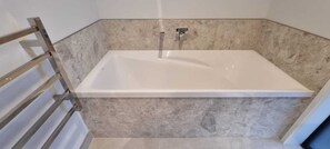 Shower, hair dryer, towels, soap - Modern Hilltop Retreat with Mountain Views (Rotorua)