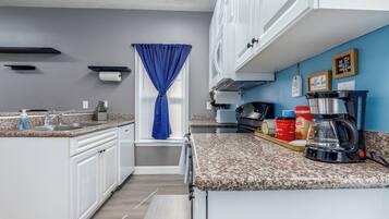 Een microgolfoven, een oven, een kookplaat, een vaatwasser