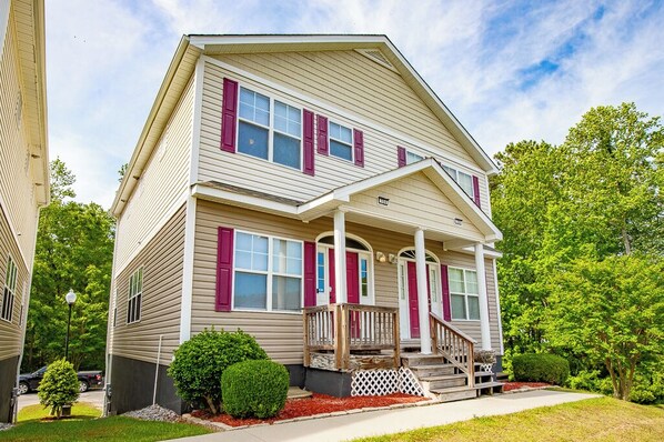 Exterior - Five-Minutes Flyover Cherry Point NC (Havelock)