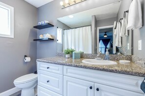 Shower, hair dryer, towels, soap - Five-Minutes Flyover Cherry Point NC (Havelock)