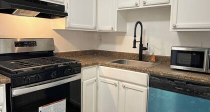 The Big Peach KING bed 2BR/2 full baths, entire convenient luxury-loaded apt