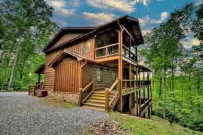 Exterior - Hot Tub Soaks, Fireside Sips, Arcade Games & Scenic Views Near Fun Activities - The Lost Shepherd (Cherry Log)