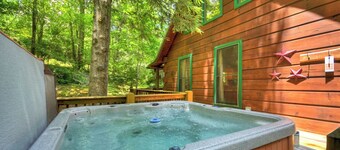 Stunning Surroundings, Hot Tub Soaks, S'mores & Nearby Attractions - Our Favorite Place