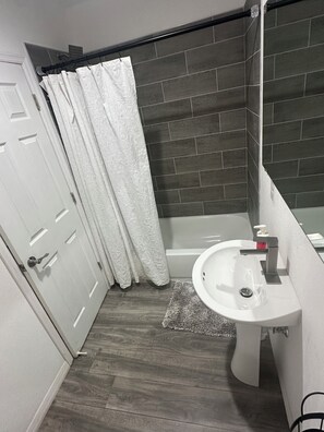 Douche, serviettes fournies, papier toilette