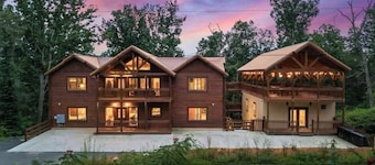 NEW Luxury 8BR-Indoor Pool/Outdoor Movie Theater!