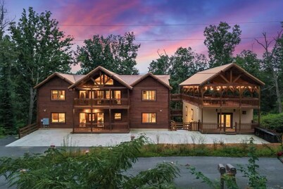 NEW Luxury 8BR-Indoor Pool/Outdoor Movie Theater!