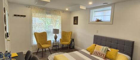 2 slaapkamers, een bureau, een strijkplank/strijkijzer, gratis wifi