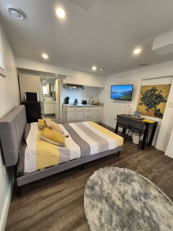 2 habitaciones, escritorio, tabla de planchar con plancha y wifi gratis 